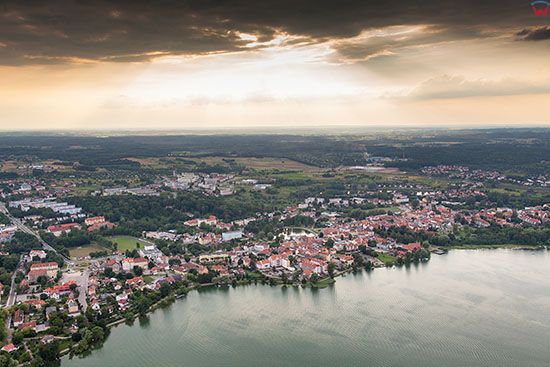 Mragowo, panorama na miasto przez jezioro Czos. EU, PL, Warm-Maz. Lotnicze.